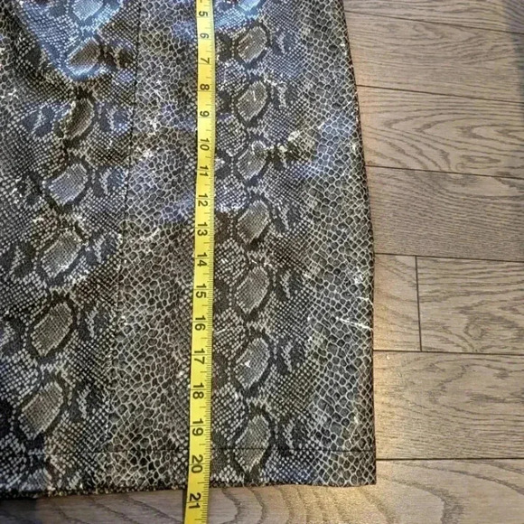 Xntrik Sport Vegan Snakeskin Pattern Gray mini Skirt/ side zipper slip-BNWOT - Picture 4 of 5